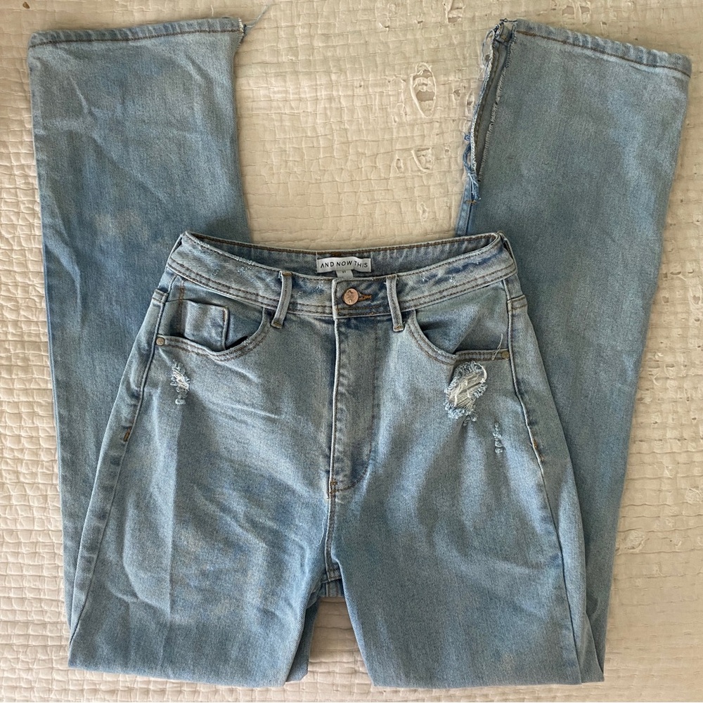 High Waisted Distressed Lightwash Jeans